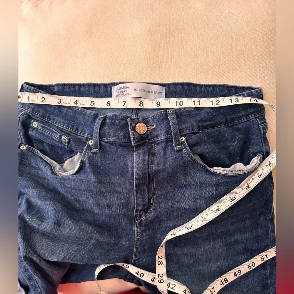 LEVI’S Signature mid rise Bermuda shorts for women size 12/31